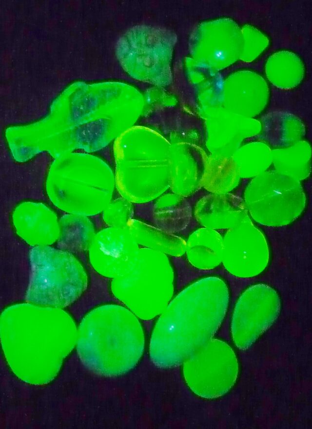Perlas de uranio bajo luz UV (Wombat, 2011).