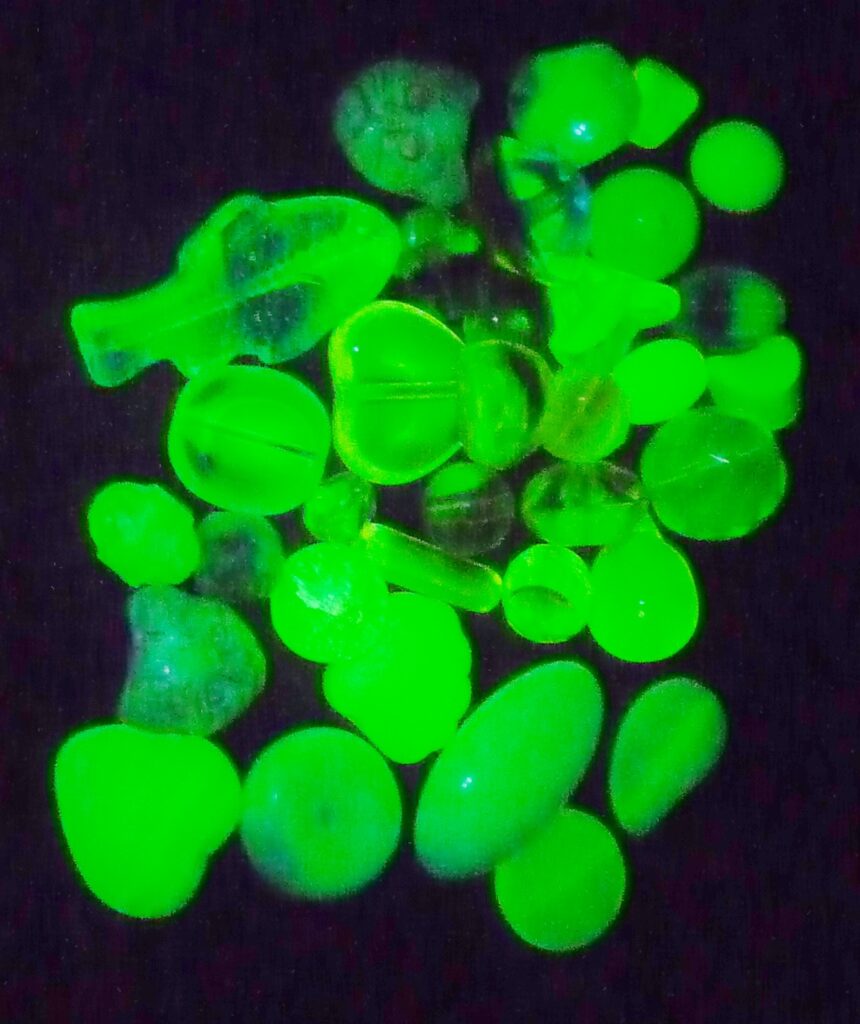 Perlas de uranio bajo luz UV (Wombat, 2011).